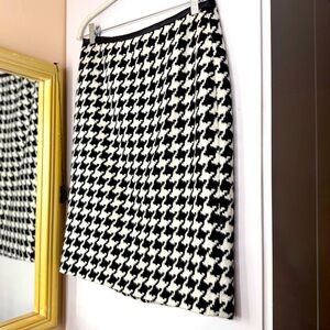 Talbots Pencil Skirt Sz 2 Houndstooth
Black Wool Blend Lined Side Zip